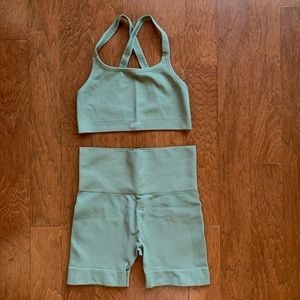 SET Active sea foam green work out set
